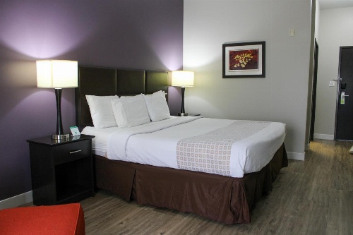 Parkwood Inn & Suites image 4